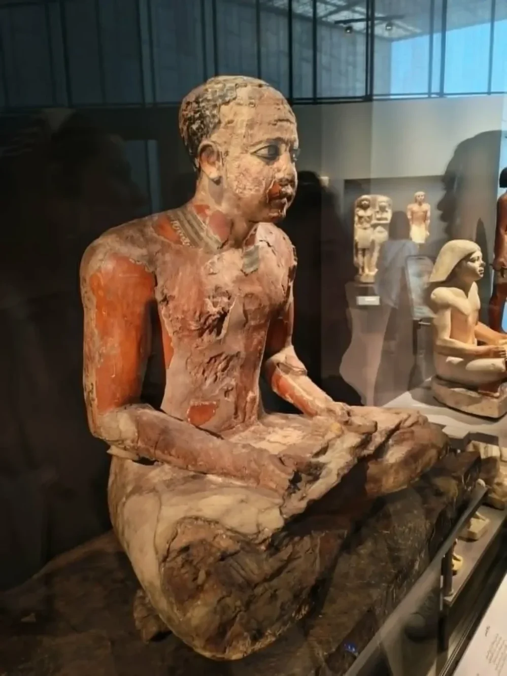 Lee más sobre el artículo Grand Egyptian Museum Seated Scribe: Ancient Egyptian Art and History